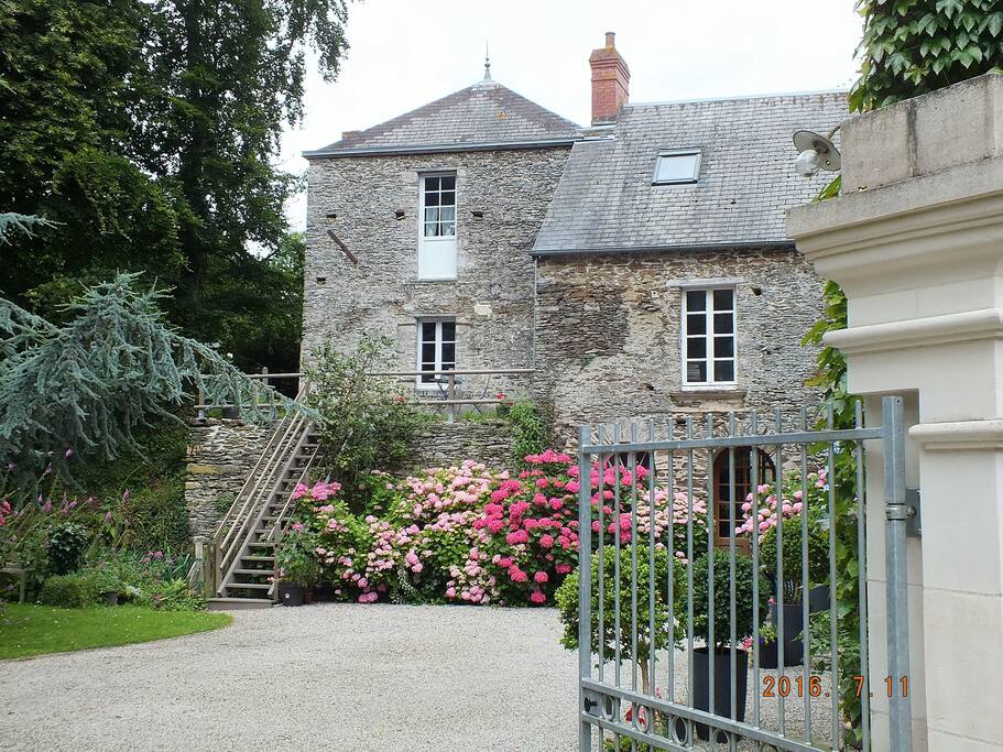 Le gîte avec son escalier d'accès.