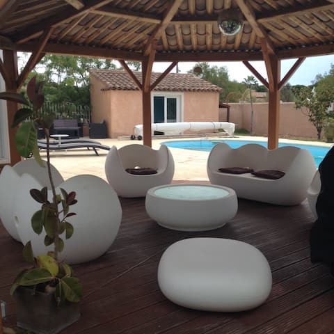 Large sunny villa, heated pool, sauna, sea.