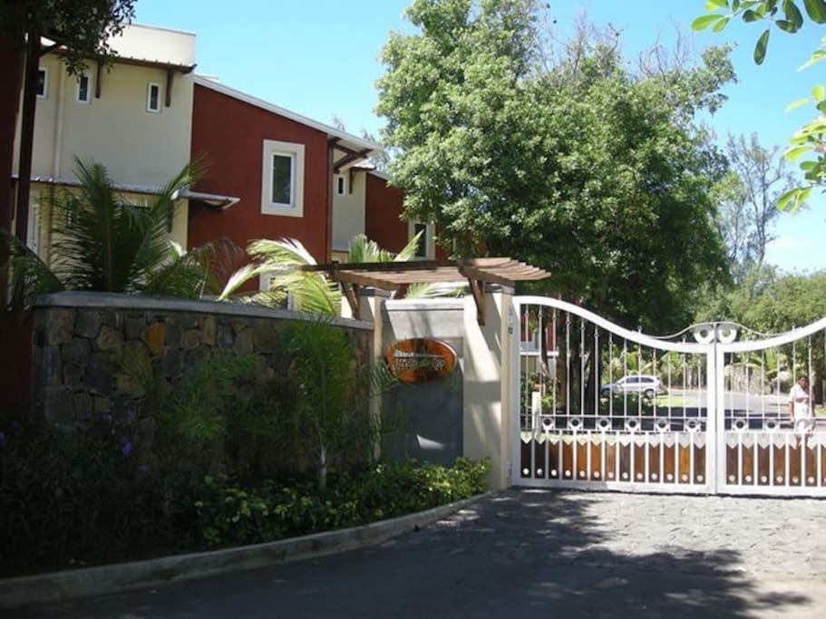 Entrance gate at Jardin Du Cap/ Porte d'entrée