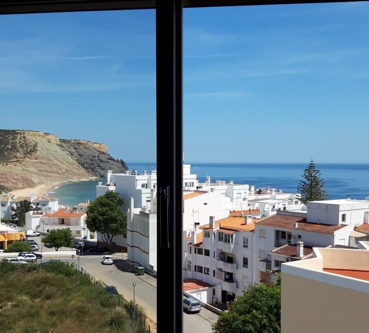 נוף לחוף משני חדרי השינה ב - TVML.