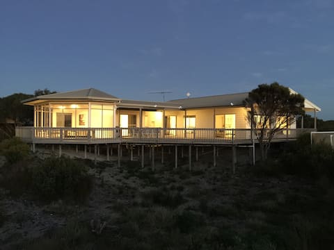 White Sands 4 bedroom 4 bathroom Large Deck WiFi