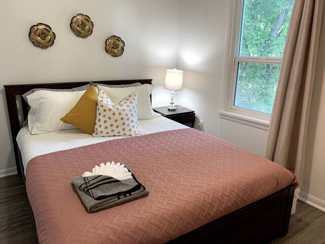 Massive 6 bdrm House Near HSC gallery image 5