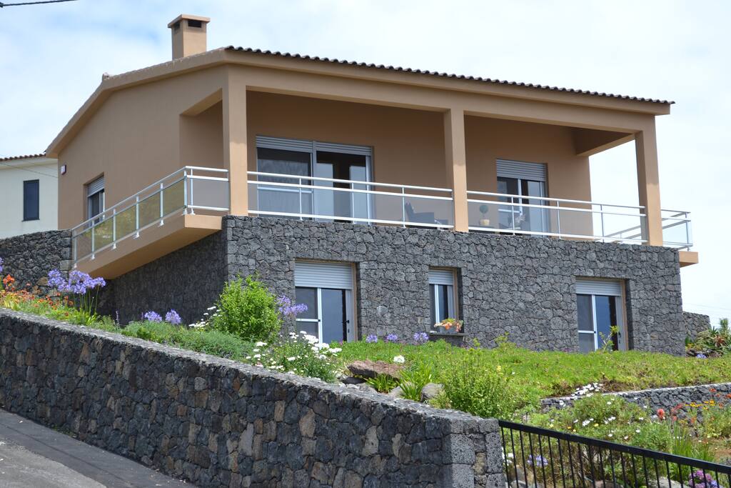 Frente da casa, primeiro, segundo piso, varandas e jardim