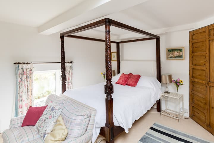 Cama con dosel: dormitorio principal en el primer piso