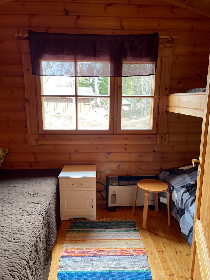 Chambre. Lit de 120cm à gauche et un lit superposé à droite.