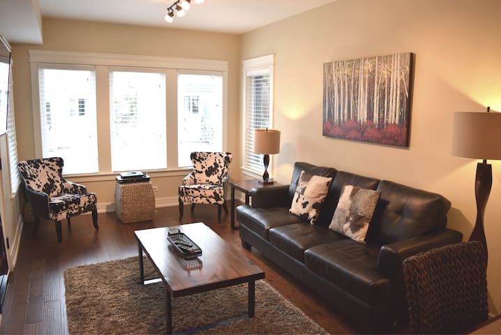 Roscoe Village – Charming 3 bed 2 bath HM1