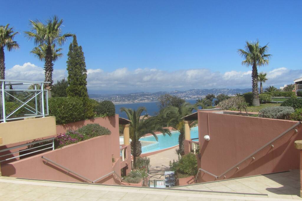 Vue sur la baie de Cannes depuis la piscine