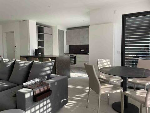 Exquisite Luxury Apartment Prime Central Location