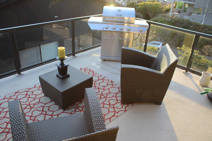 One of a Kind Queen Anne Home gallery image 2