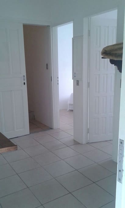 Anti sala com entrada dos quartos e banheiro