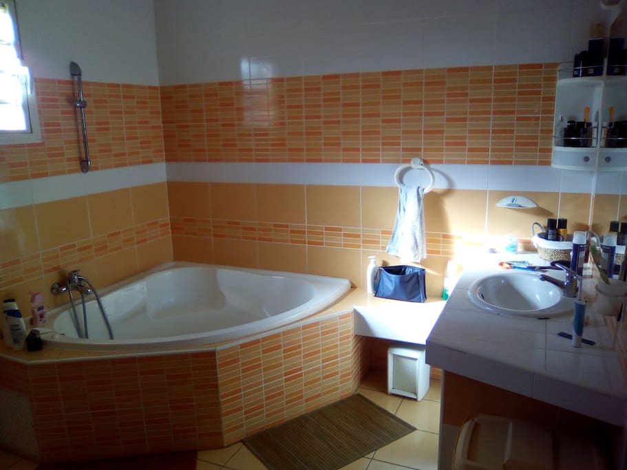 salle de bain avec baignoire