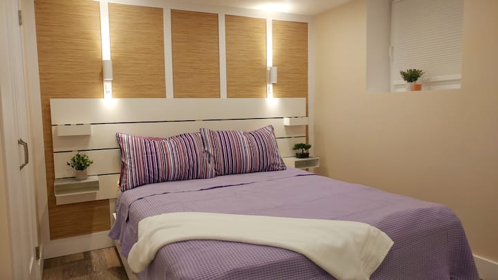 Lichte en gezellige slaapkamer. Queensize bed met traagschuimmatras.