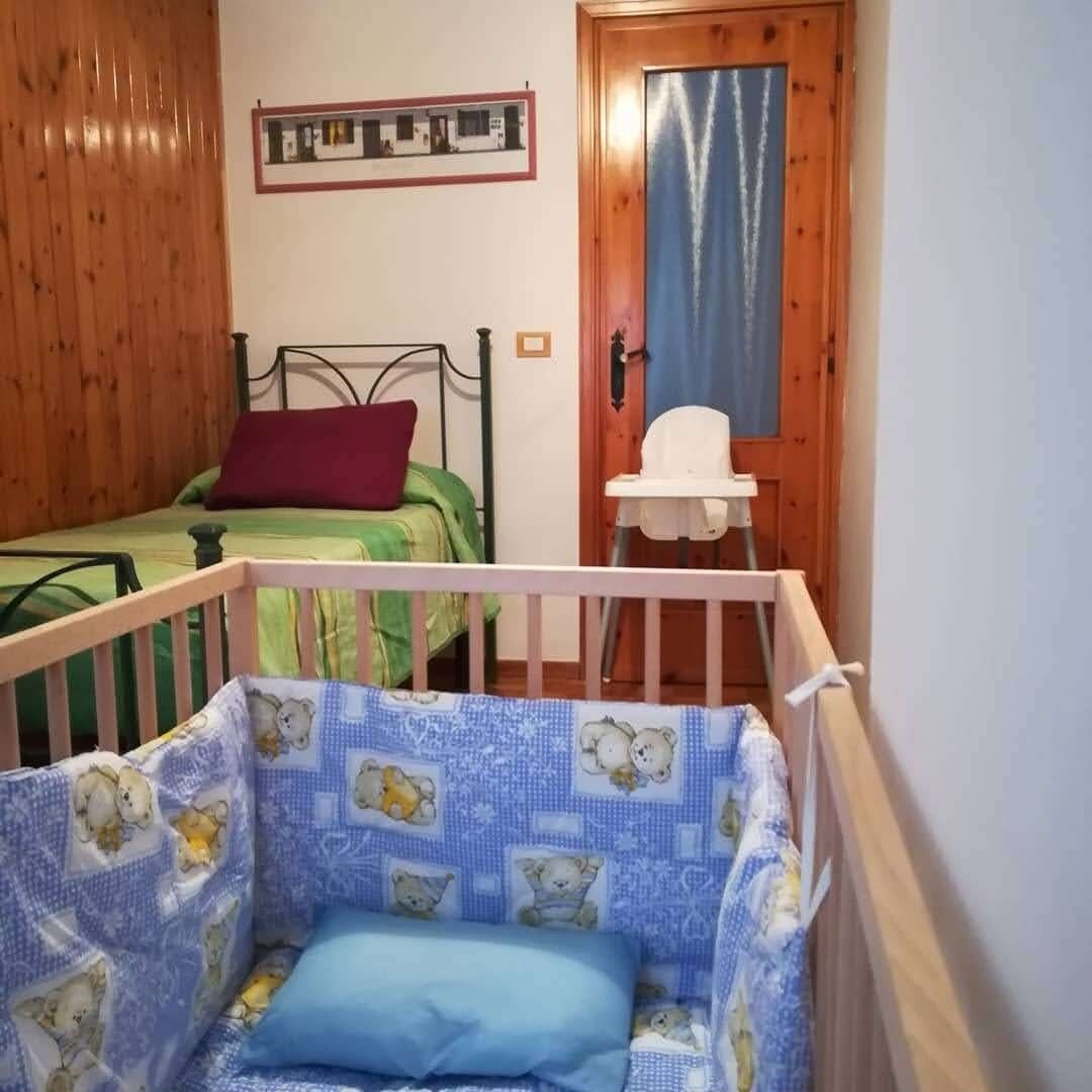 Cama individual y cama para niños pequeños. 
Hay libros y juegos disponibles para todos. 