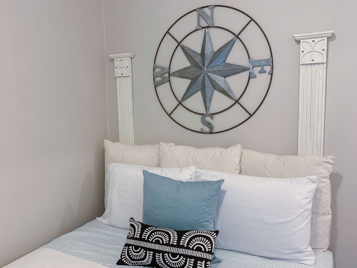 Acogedora cama tamaño queen.