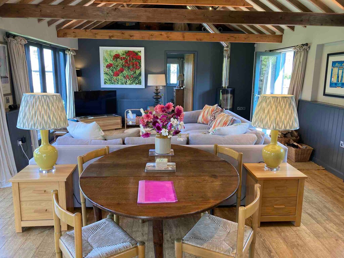 Top performing Airbnb: Garden barn in rural Suffolk village of Stansfield in West Suffolk