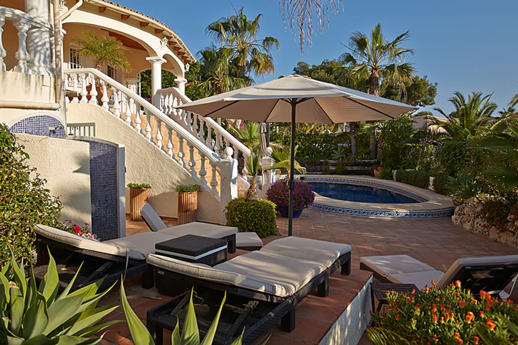 Pool & sunbathing area