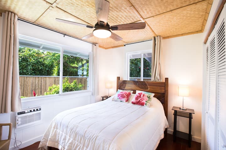 Chambre complète. Les lampes de chevet sont également des stations de recharge pour vos appareils. Toutes les chambres disposent de grands placards.
