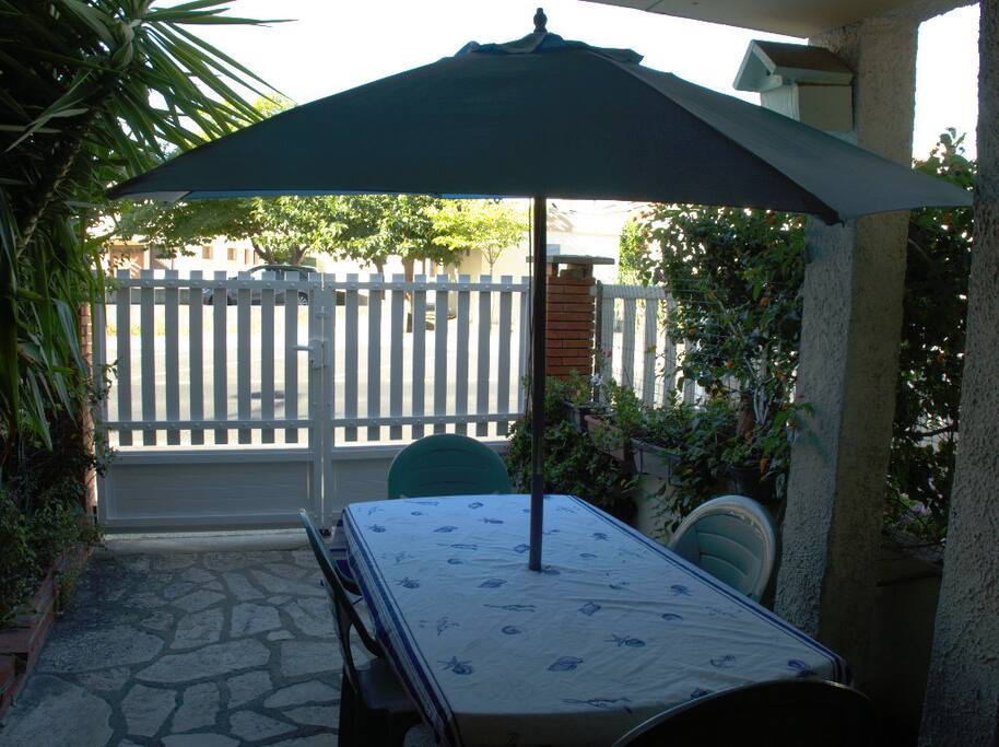 Terrasse avant avec salon de jardin.