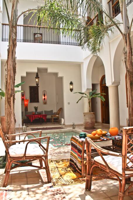 Le patio avec son bassin