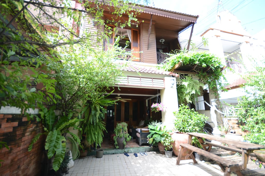 Front view of Villa91 guesthouse