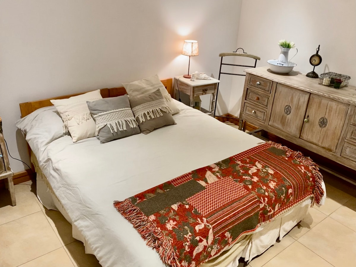 Chumba cha kulala mara mbili kwenye ghorofa ya chini