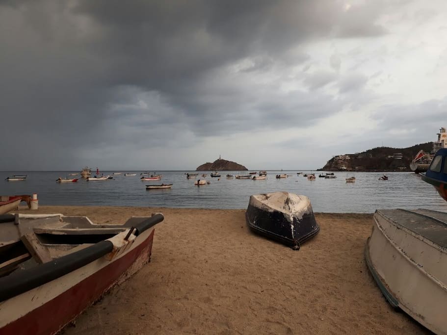 Santa Marta es la ciudad más antigua de América con tradición pacifica que queremos a los viajeros. Estamos aquí para recibirte, por que todos somos diferentes, todos somos iguales. Santa Marta is the most ancient city in america, we are a peacefull people who will take care off you.