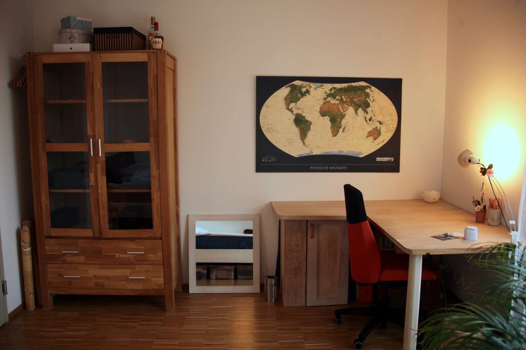 Kleiderschrank und Schreibtisch