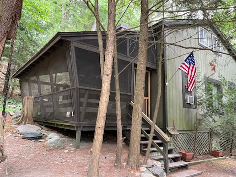 PET-FRIENDLY Cozy and Charming Retreat