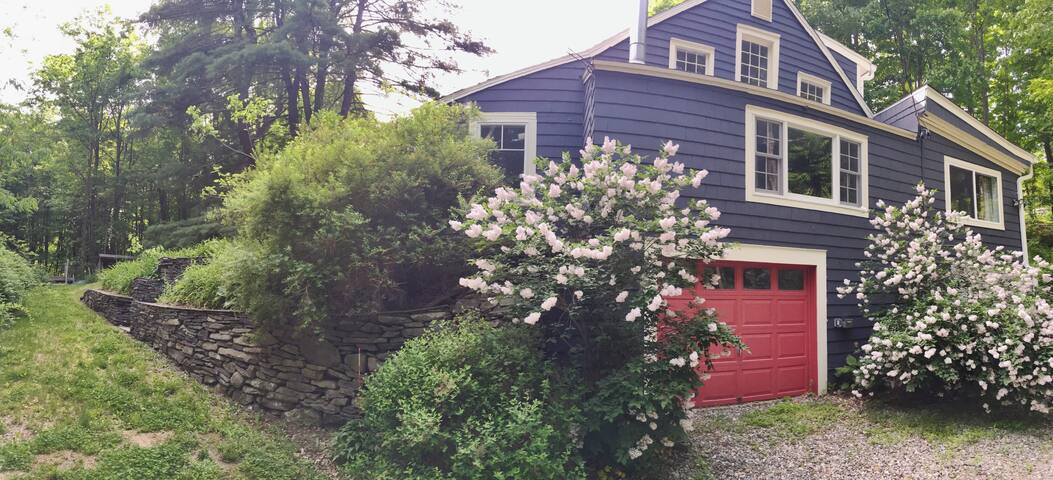 The Burrow - Cozy Cottage Near Rhinebeck and Omega