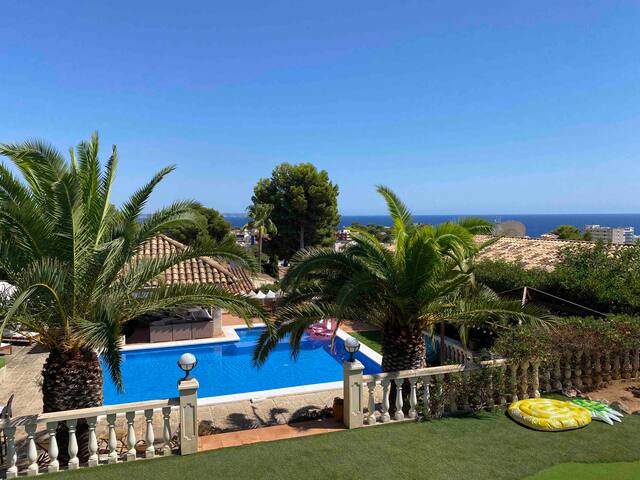 5-Bed Villa, with superb private pool, bar & bbq gallery image 3