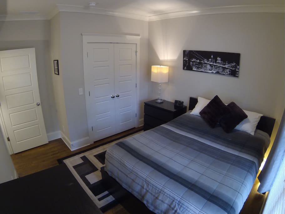Private Room - Queen Bed