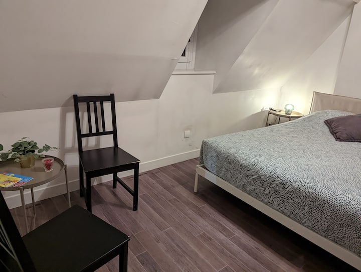 Chumba chenye kitanda cha watu wawili.