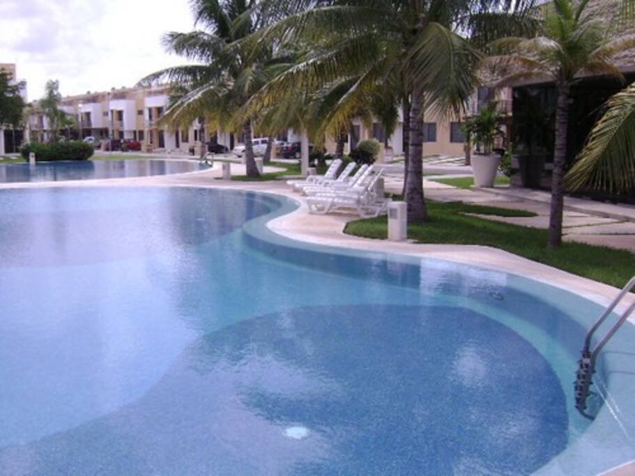 4 Piscinas y áreas de descanso.