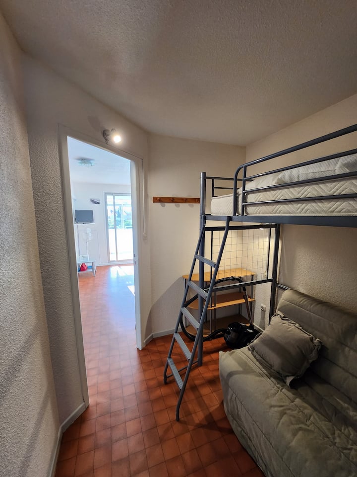 Habitación, 1 sofá cama para 2 personas, 1 cama individual en altura 