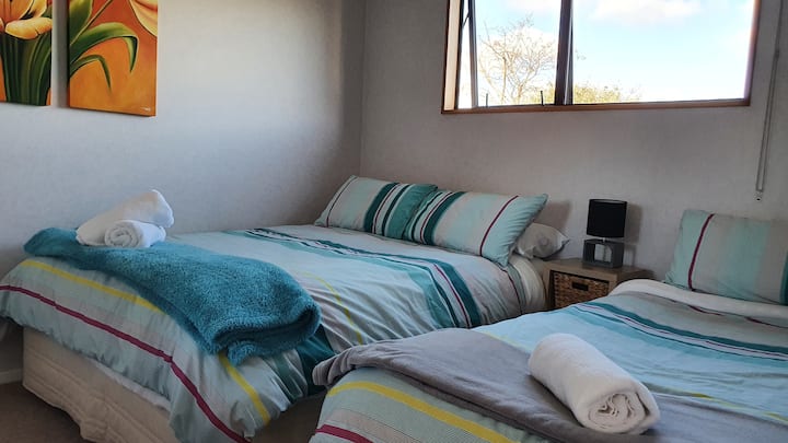 Bračni krevet (širine 150 - 179 cm) i krevet za jednu osobu (širine 150 - 179 cm) s policama za prtljagu i ormarom.