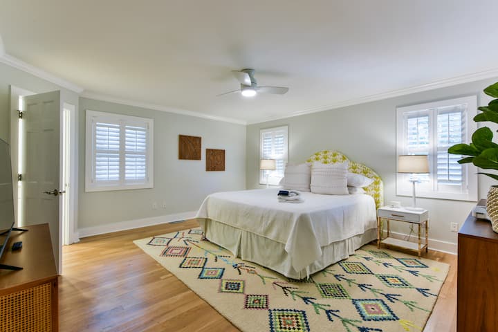 لوح أمامي منجد مخصص وملاءات ناعمة ووسائد بحجم كبير تتصدر سرير كالي كينج هذا.  مروحة سقف ومصباحان بجانب السرير، بالإضافة إلى تلفزيون روكو 55بوصة تضمن لك الإقامة المريحة هنا! 