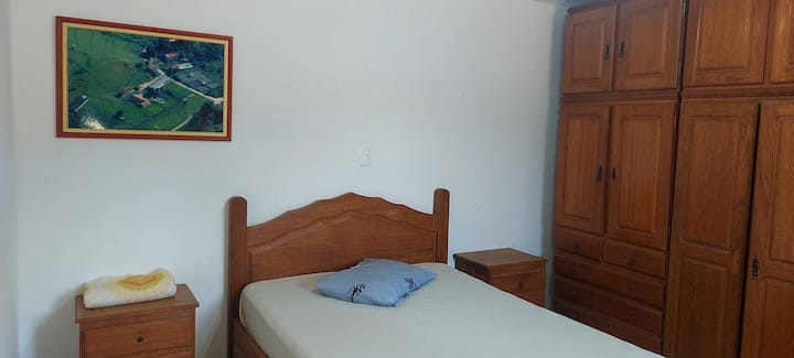 CAMA DOBLE DE LA HABITACIÓN DE LA CASA ADJUNTA