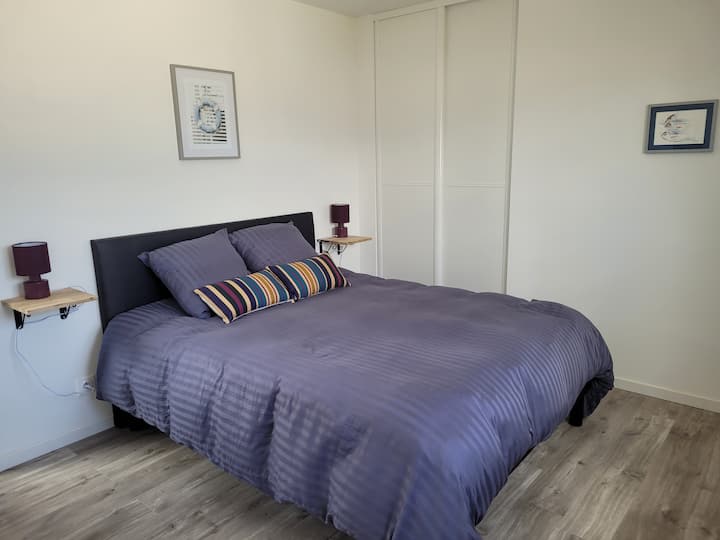 ห้องนอนขนาดใหญ่เตียงคู่ 2 ที่ชั้นบน