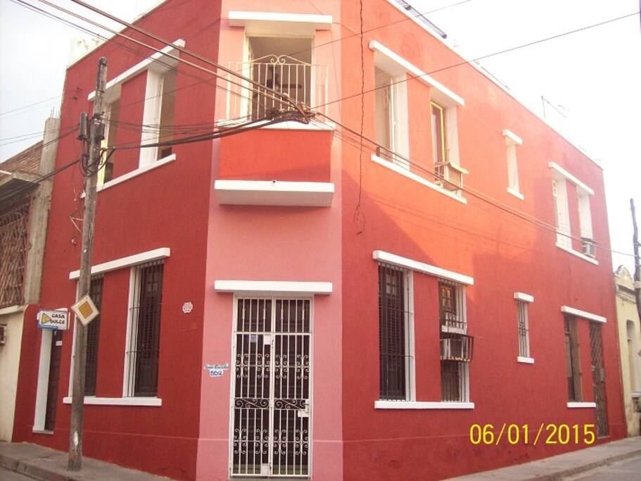 La vista general de la casa desde la calle San Basilio.