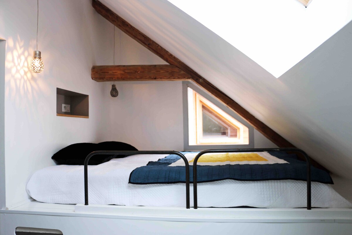 Spálňa 2
veľká manželská posteľ na vysokej úrovni ( niektoré bary ) 