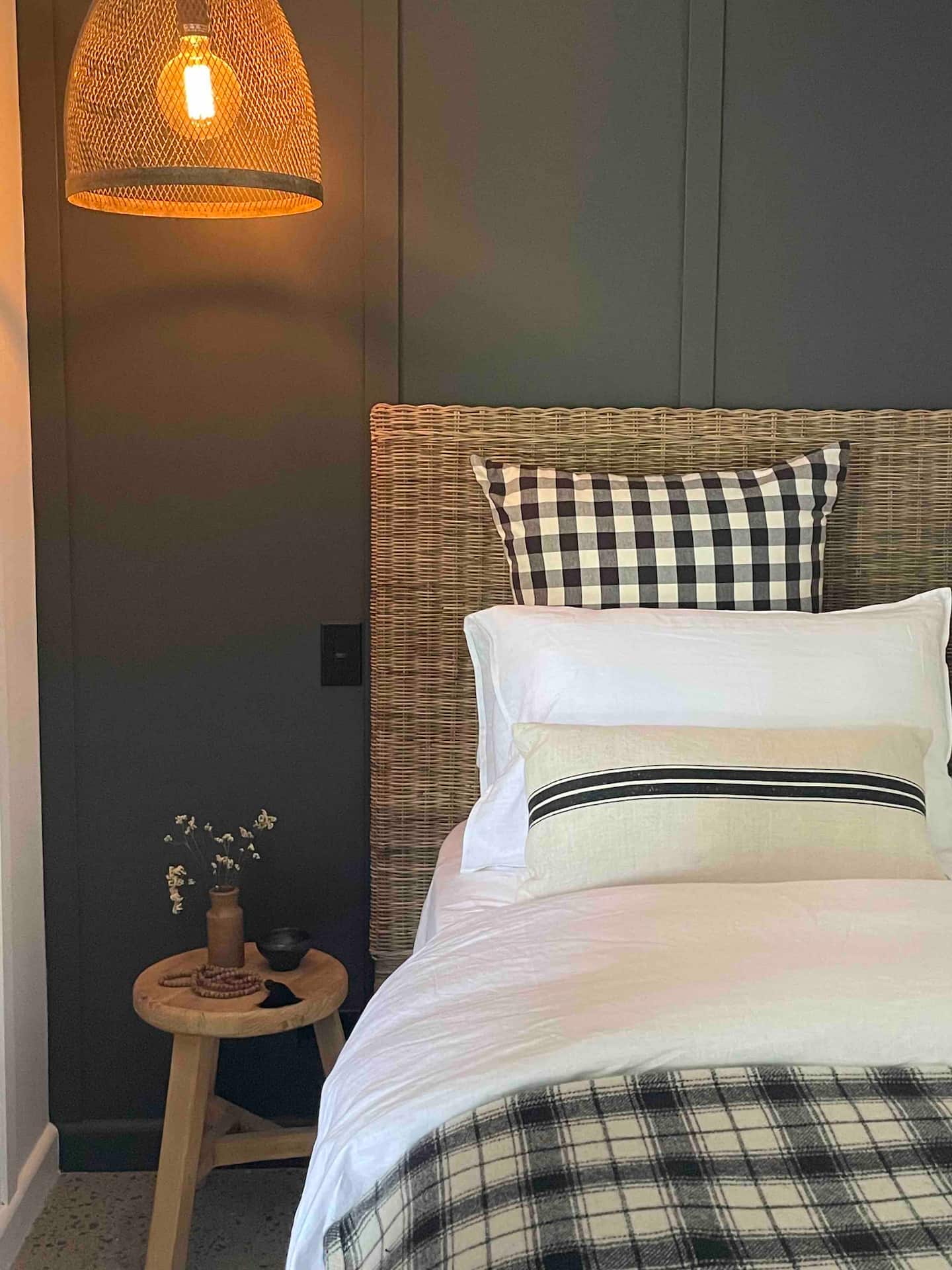 Stylish Black Cottage For Two- Okoroire 4