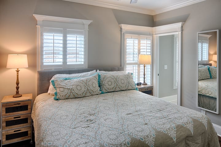 Спална соба со брачен кревет (широк 180-220 см). 