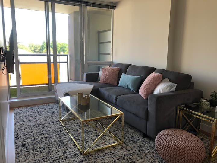 Bright Corner Condo With Free Parking - University Canada West