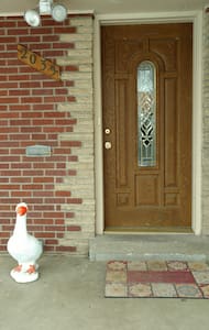 Bed, bath, and close access to Anshutz and airport