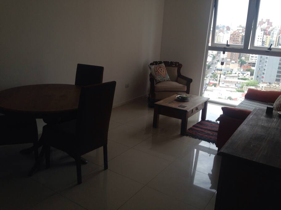 Living comedor con vista a la ciudad, muy iluminado