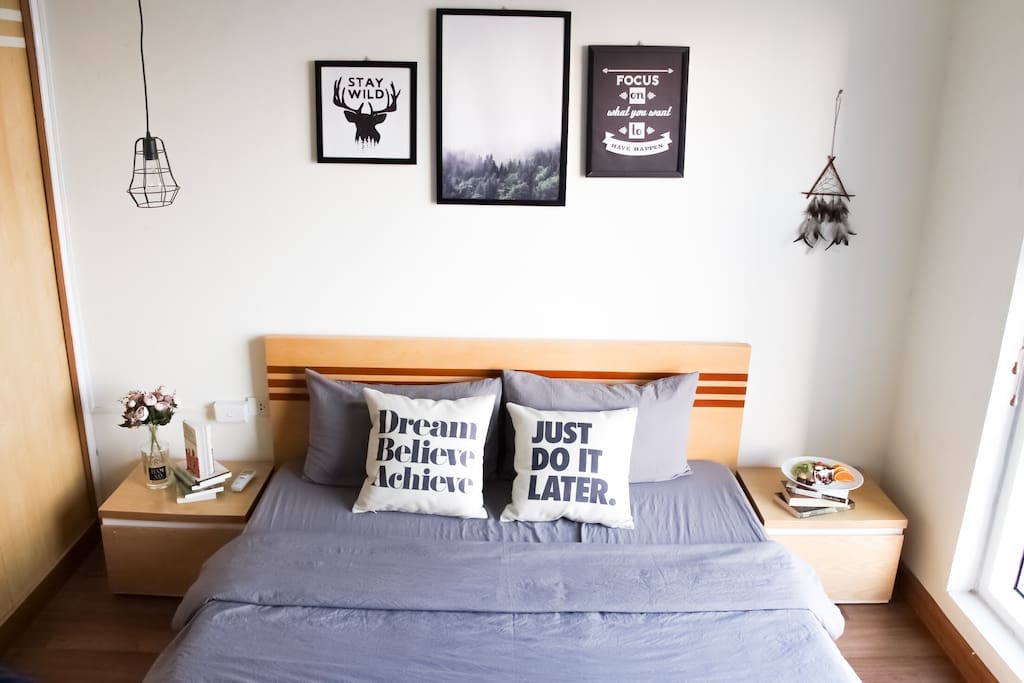 Cedar Room: This room provides you a Queen Bed Size with 2 bedside table and nightlight. Big window straight overlooks the Bay and Street.