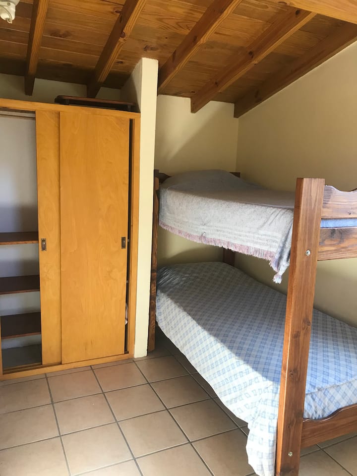 Izba 2 na hornom poschodí: poschodová posteľ. Placard. Má posteľnú bielizeň.