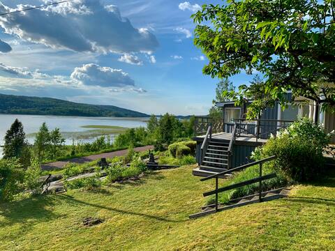 Spacious and stylish cottage on the lake