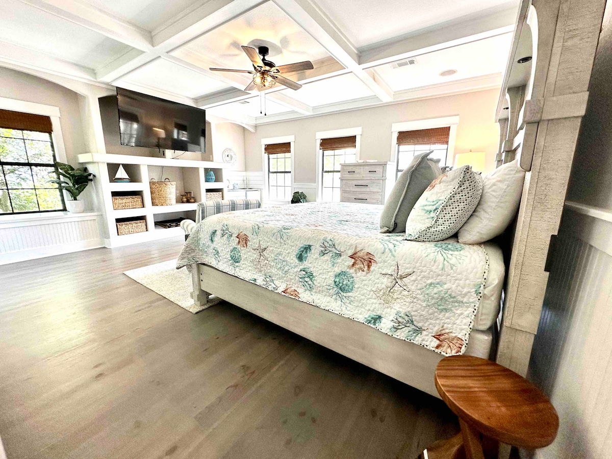 Откријте ја спална соба 2, спокоен главен апартман создаден за опуштање.