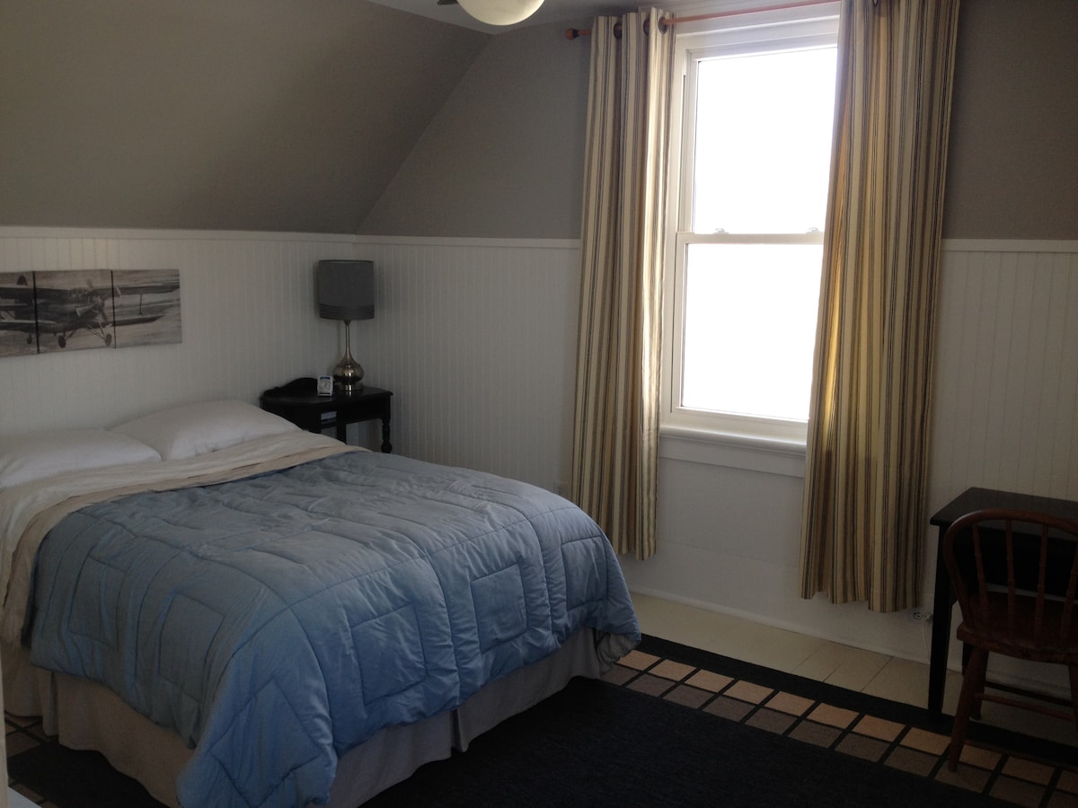 ห้องนอนที่สามกว้างขวางมีเตียงคู่